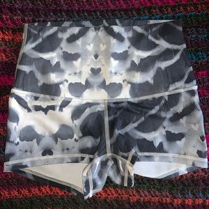 Sale🎊🎉Lululemon high waisted black/gray/white patterned shorts, sz 6